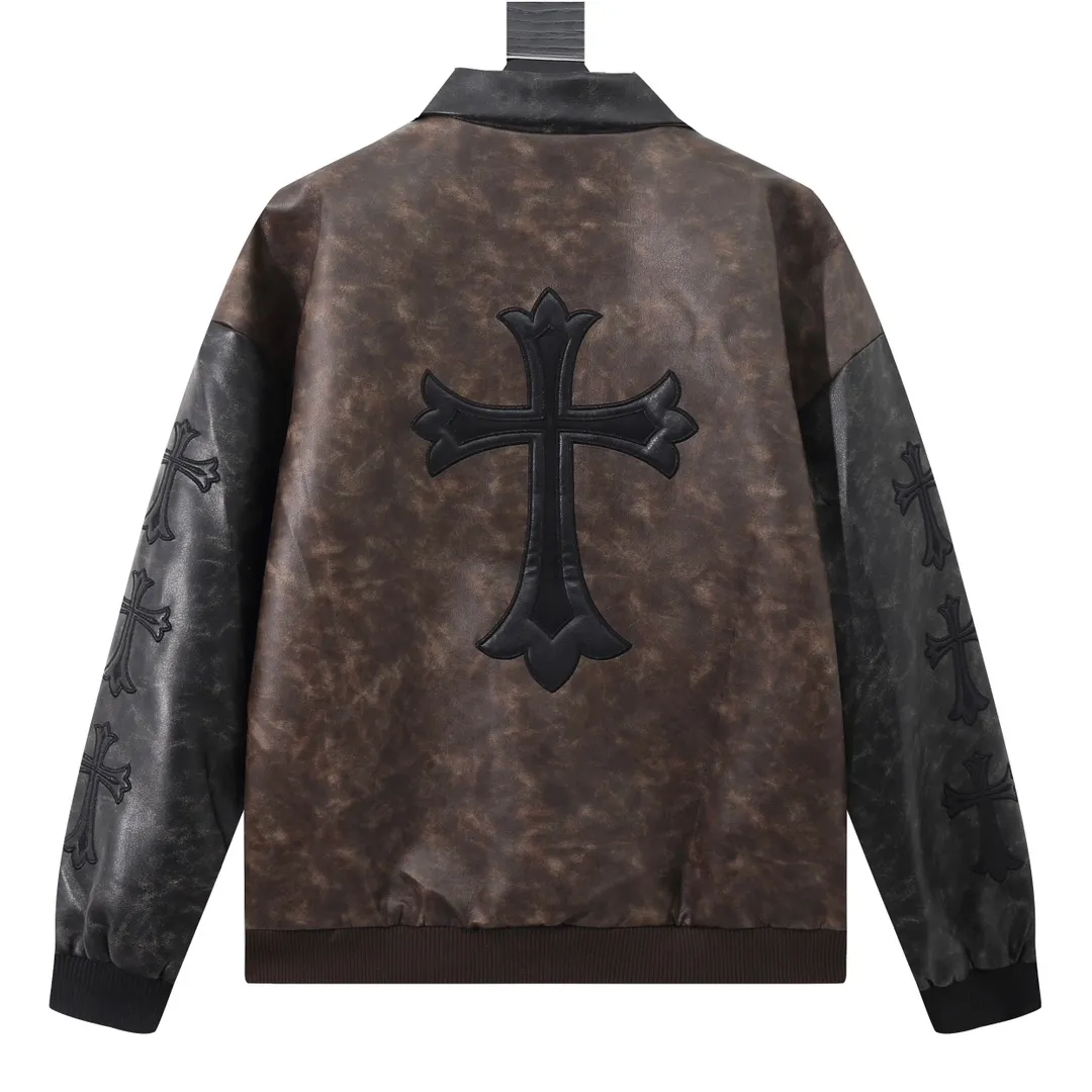 P390 Model No. Y624 Chromehearts/Chromehearts full leather spliced ​​baseball jacket. Channel boutique. The most popular baseball jacket for trendy men and trendy women. There are versions at all levels in the market (you must compare the details). The most powerful quality control has been producing and researching baseball uniforms for 7 years. The details are exquisite. With it, you are the most beautiful boy in the world. The paint-coated full-face four-button buckle (button with LOGO), the average weight of the fabric is nearly 900 grams, and it is made of wool + eyeliner blended, custom-woven and dyed wool with high color fastness. The lining is made of silky and delicate cupro fiber! The texture is thick, the color is more uniform and beautiful, and the sharp edges and corners are full of three-dimensionality, showing laziness, casualness, and youthful vitality! size：M-XXL